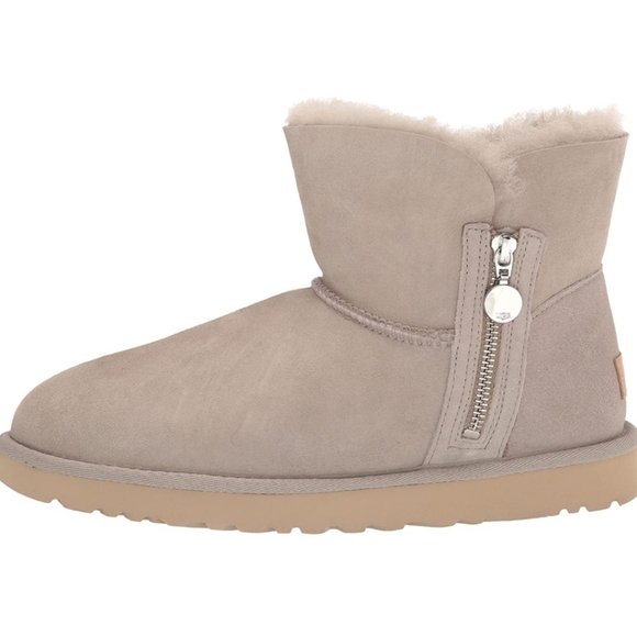 UGG BOOTS - Picture 2 of 6